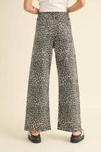 Load image into Gallery viewer, LEOPARD PRINT PANTS
