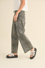 Load image into Gallery viewer, LEOPARD PRINT PANTS
